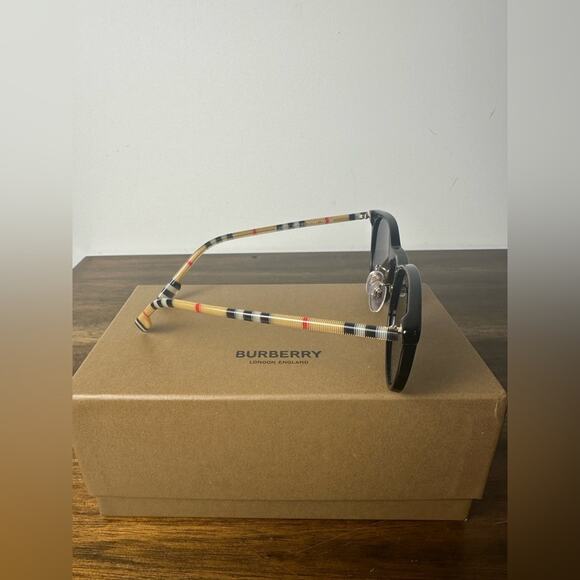 NWB Burberry Nova Check Arm Sunglasses Adjustable Nose Unisex - Picture 8 of 10